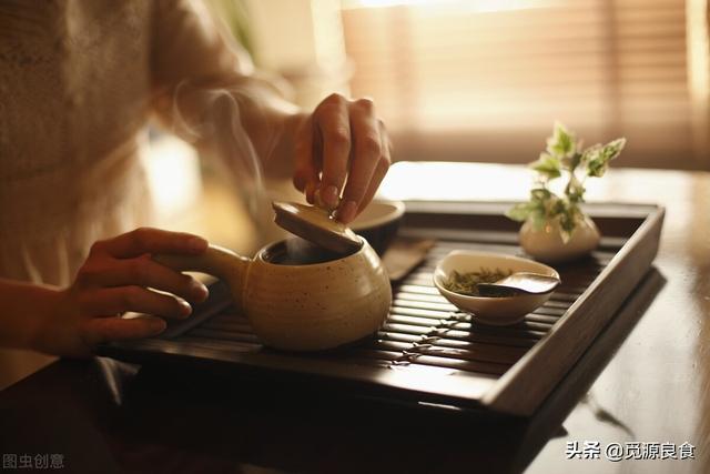 有多少人习惯喝隔夜茶，据说“隔夜茶，会有毒”，到底能不能喝？