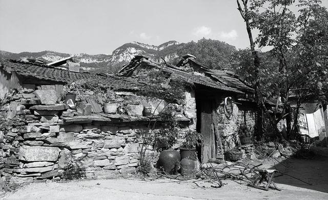 红军师长王光泽：1982年被发现尸骨时，脚上还戴着0.6公斤的脚镣