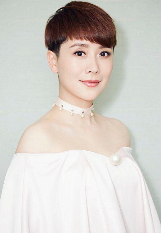 45岁海清戏外美满，嫁高中初恋相爱超20年，14岁儿子是高颜值学霸