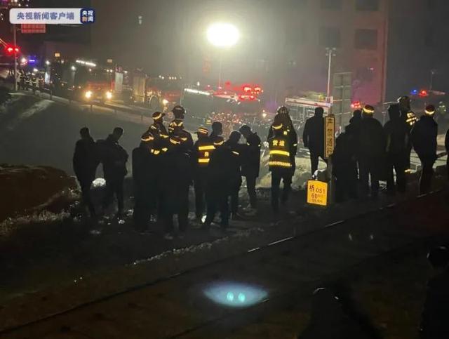 甘肃靖远一卡车撞上铁路桥，火车头脱轨掉沟里，为何桥面会翻转？
