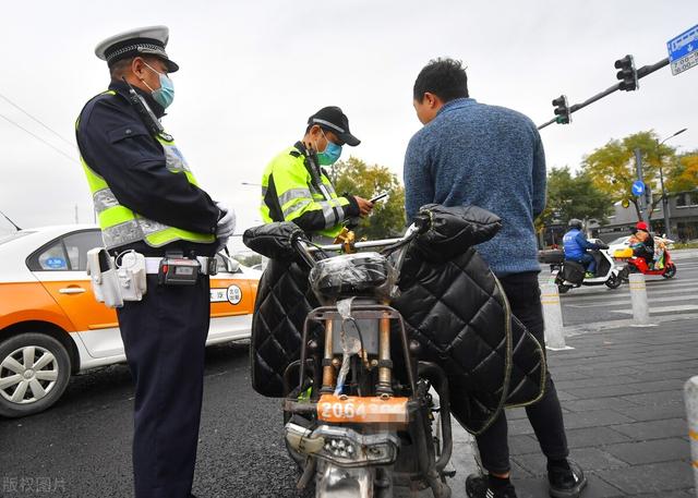 明确了！2022年，二轮、三轮、四轮车上路要上牌、买保险、考驾照