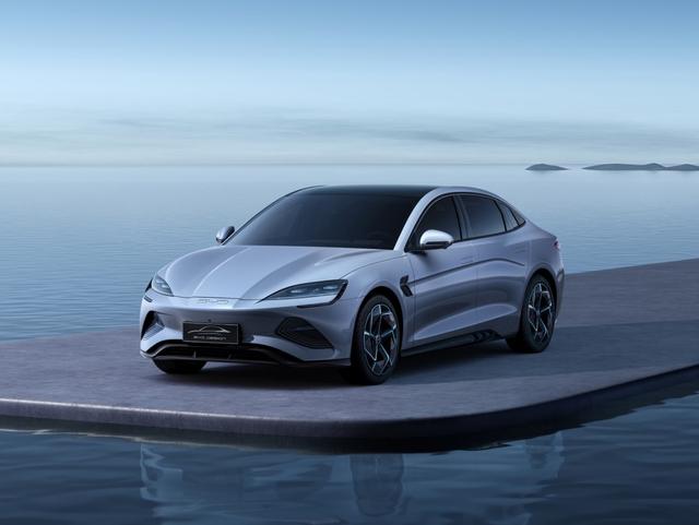 3.8秒破百，最大续航达700km，比亚迪海豹实车曝光