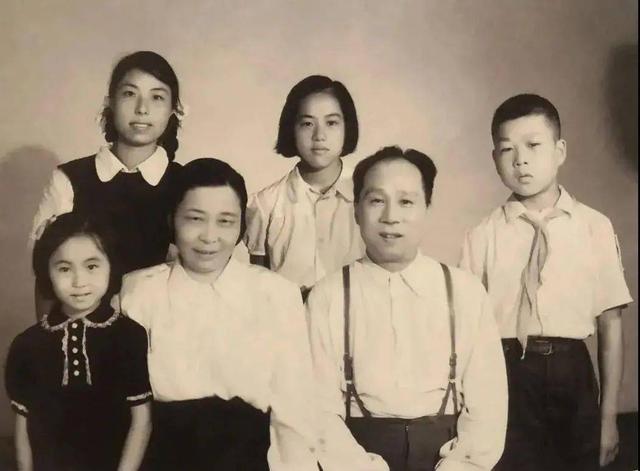童养媳不堪丈夫毒打怒参军，30年后成开国少将回乡，点名要见前夫