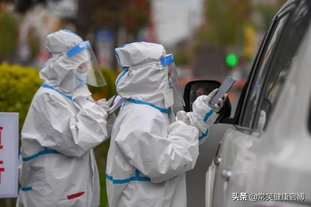 国内疫情爆炸，无症状感染者激增，疫苗对付奥密克戎还行不行？