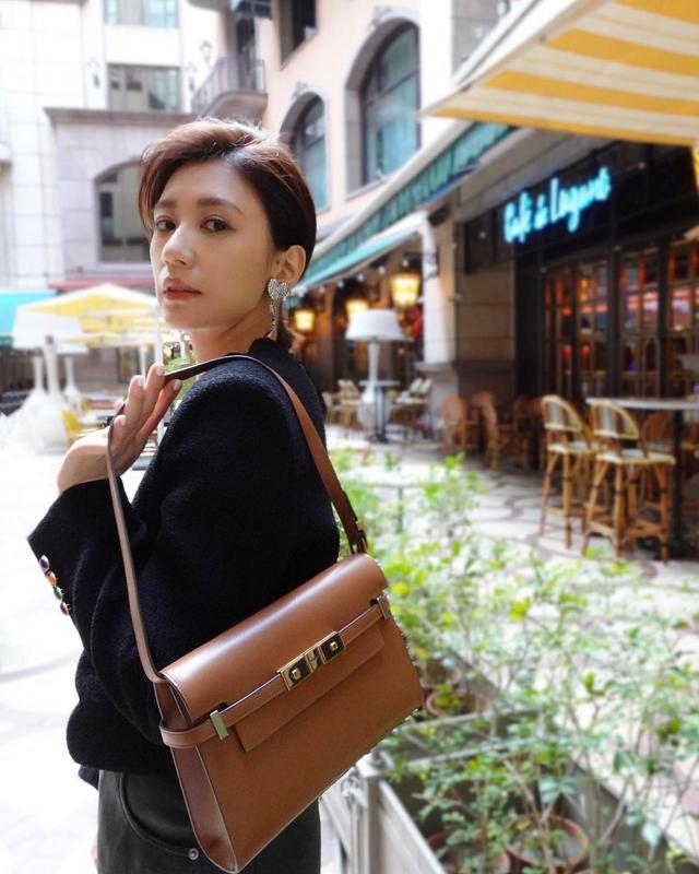 生活中她有3个女儿,两段婚姻:和前夫孙志浩育有一女孙翎茜,已经17岁