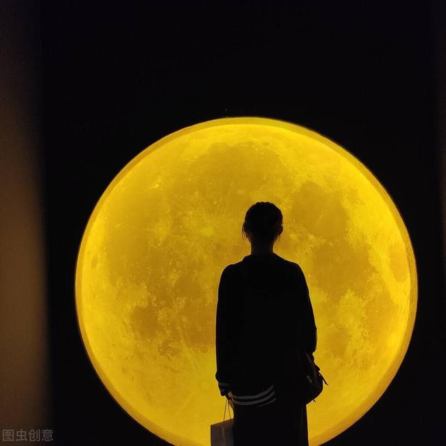 为什么地球上能够看到群星璀璨，而月球上却拍不到星星？