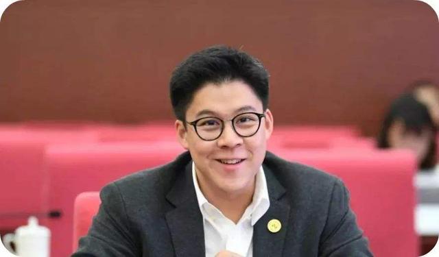 香港感染数超40万，何超莲发文抱怨，霍启刚则鞠躬感谢内地帮香港