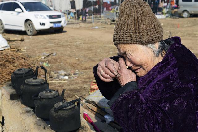 2014年，85岁母亲被儿子拒之门外，哀鸣一夜后惨死，遗体无人收
