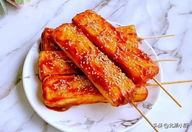 正月初二，别忘开门迎财神，还有“忌3事吃3样”，迎财神过新年