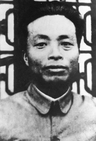 毛主席亲自抬棺为其下葬，这是毛主席一生中第一次，也是唯一一次
