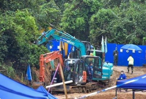 东航MU5735撞击点基本确定：残骸深入地下20米，为何不用挖掘机？