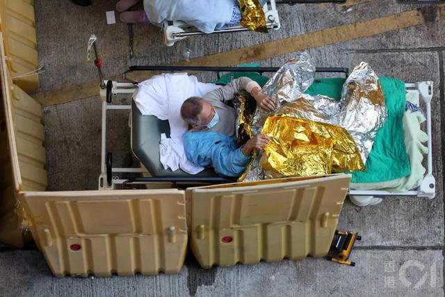 疫情汹汹！为何医管局“黄医护”还要拒绝祖国的支援呢？香港医院外的这一幕让人心酸！风雨无阻，他们来了