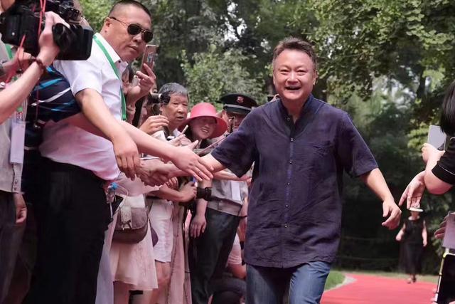 欧阳奋强发文纪念《红楼梦》播出35周年，晒出与陈晓旭昔日的合影
