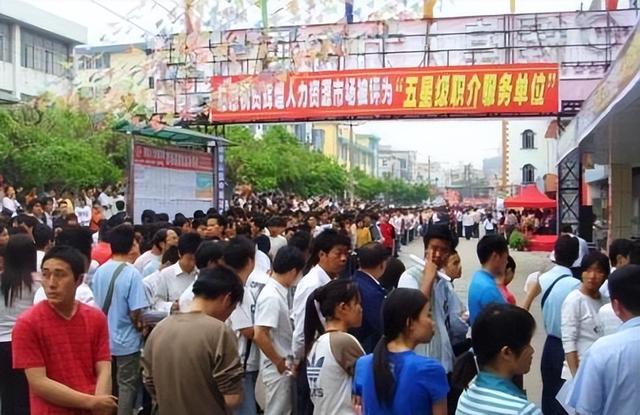 工厂为何"招工难"，年轻人宁搬砖、不进厂？