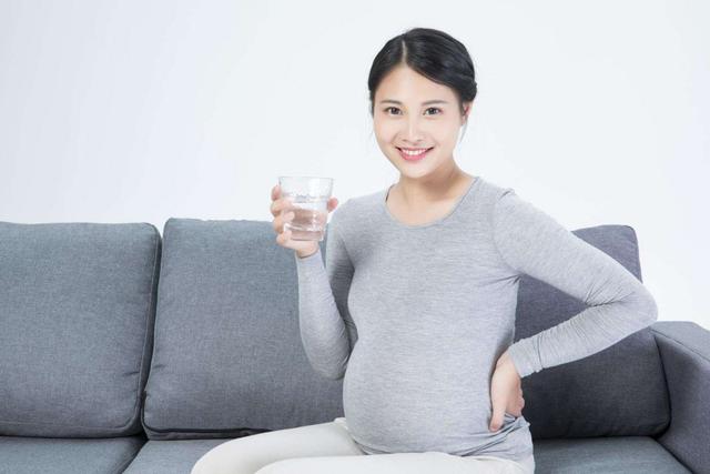 晒二胎孕肚美照，高调和老公秀幸福的李小萌生了，历经3小时顺产