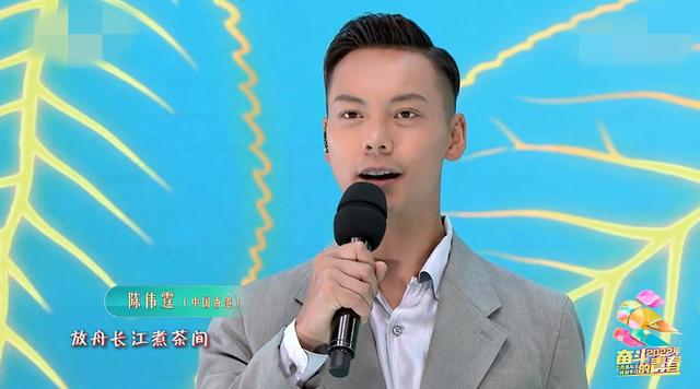 五四晚会：赵丽颖大变脸，关晓彤化浓妆，她们俩赢得毫不费力