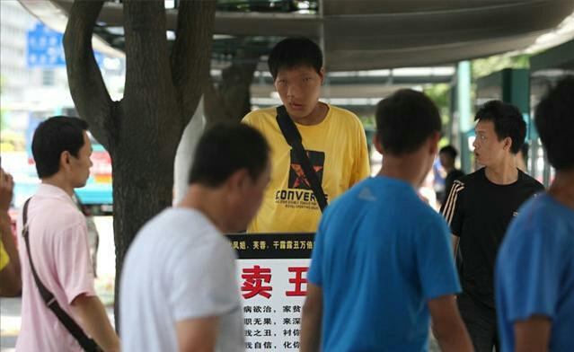 2013年，杨超凡因长相吓人求职受挫，在街头“卖丑”