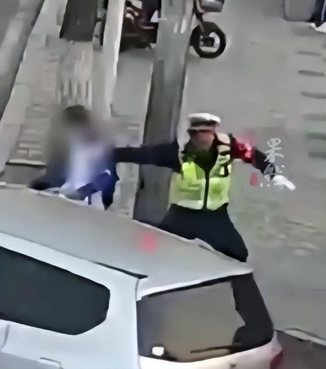 幼童被锁车内大哭，家长竟拒绝消防员破窗！【三分钟法治新闻全知道】