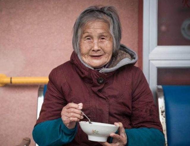 为何老年人身上有“老人味”？注意这2个习惯，老了之后或许没味