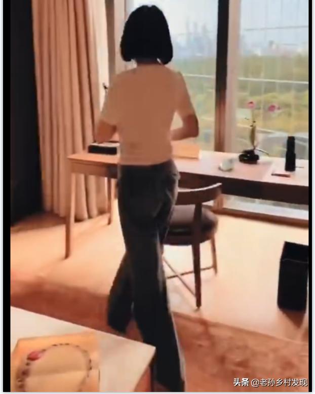 工作室发视频晒许晴背影，网友：不露正脸，是怕又给换脸？