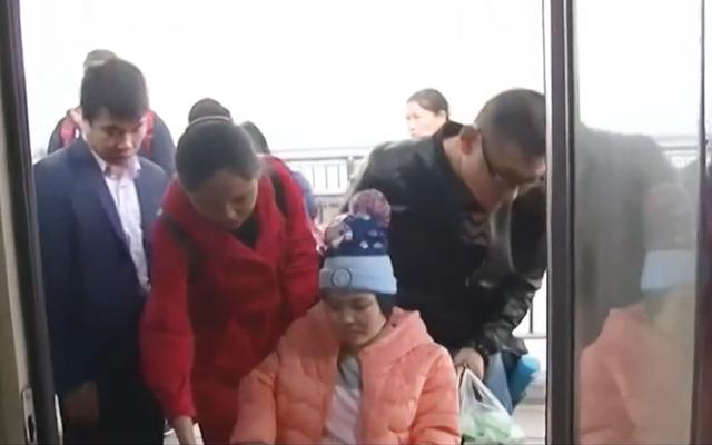湖南一男子狠心抛弃瘫痪的女友，和别人结婚生子，女友：我理解他