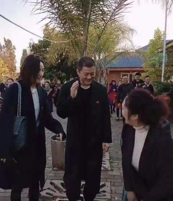 51岁李亚鹏再当爸！王菲“满脸的嫌弃”成全了老李“双重的幸福”