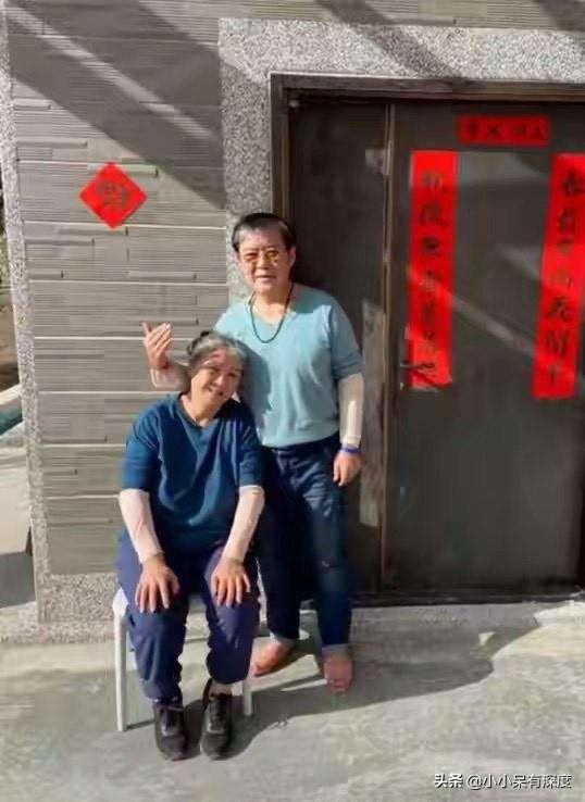 老戏骨李立群的隔离生活，与妻子照片，头发花白互相依偎恩爱十足