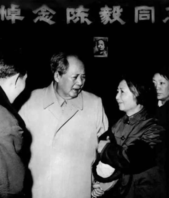 1972年陈毅逝世，毛主席现身追悼会，一举动让张茜泪奔：怎么敢当