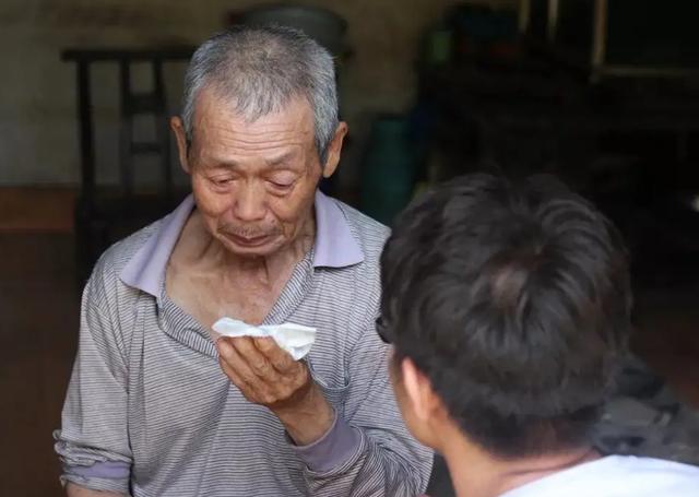 台湾省老兵晚年回乡探亲，睡在母亲床边，母亲：他是谁，咋还不走