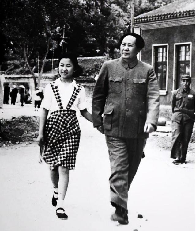 1949年开国大典，周恩来领着一个女孩，见到毛泽东就喊：大首长