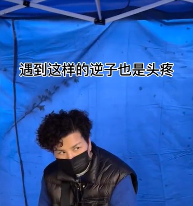 女儿当防疫志愿者，亲妈“走后门”被拒：叫你家属来领你