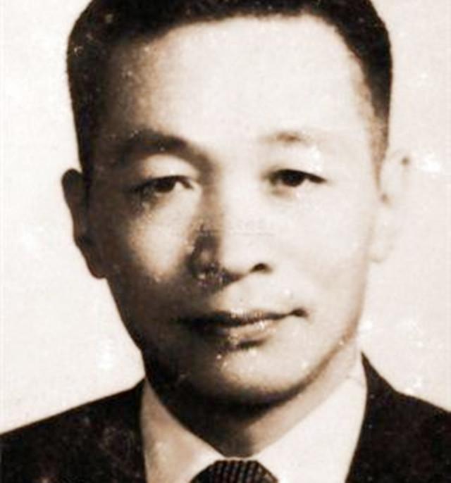 1938年秘书给毛主席点了一根烟，主席随后将他调离：这个人有问题
