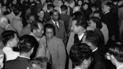 江涌：毛主席为何说，对付帝国主义要坚持“两条腿走路”？