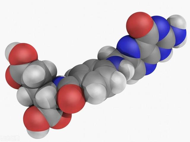 缺乏维生素B12，可能会出现5种症状，4类中老年人群应注意补充