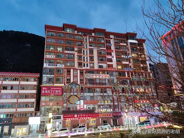 僅有12萬人的城市，城市面積狹小，酒店賓館卻多達100家