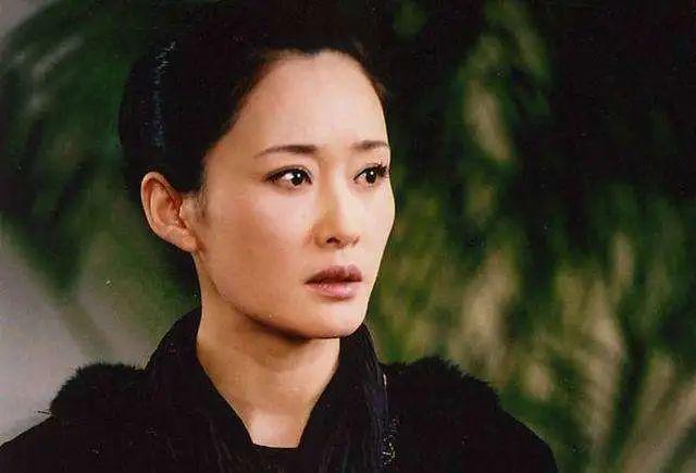 1980年盖丽丽参演电视剧《孽海红伶》,后被北影厂的陈强看中而参演了