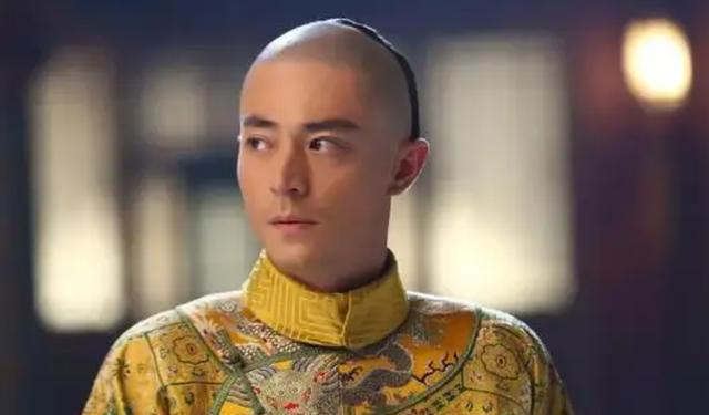 乾隆在路边算命，算完后大笑着离开，刚走出500米就下令：杀了他