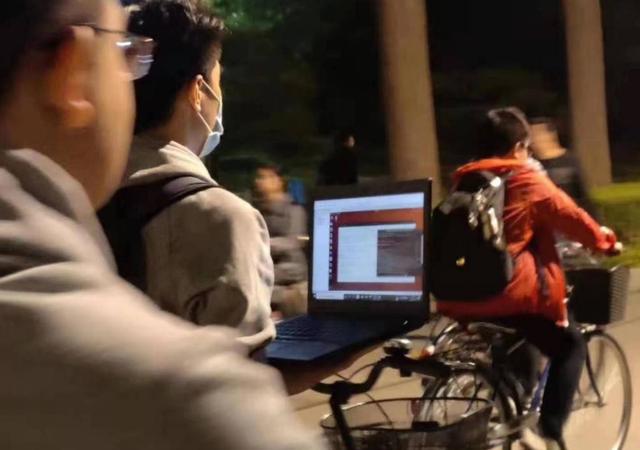 清华学生出镜接受采访，“学霸形象”引发争议：和韦神一个风格？