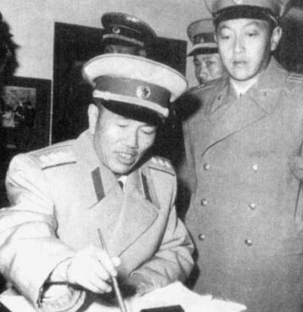 1952年彭德怀回国，邓华请求粟裕接替总指挥，毛主席为何拒绝？