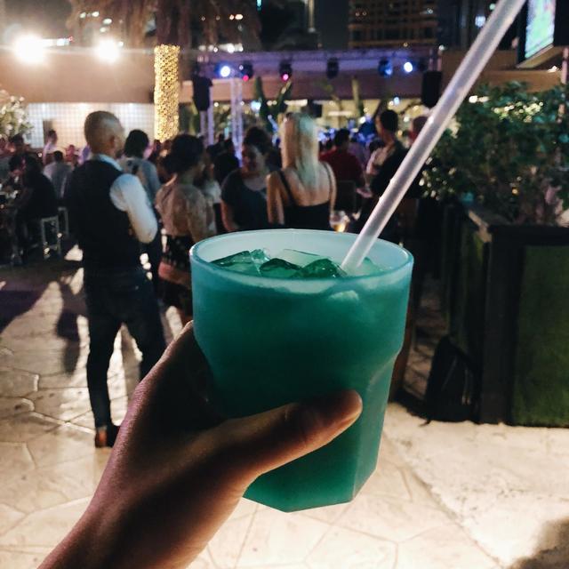 那些年，我曾捧著小吃與世界合影