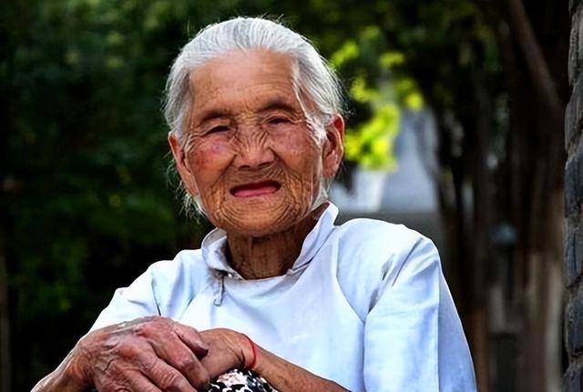 老人身上有一股“怪味”？医生：50岁后做好7件事，老了没味道