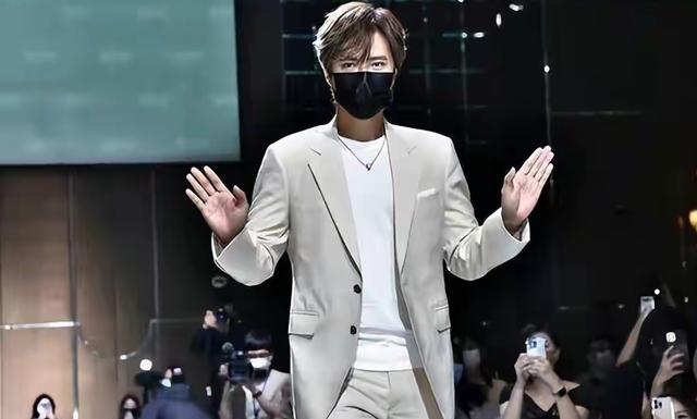 鹿晗浮肿到快睁不开眼，罗志祥苹果肌飞起，男明星状态太糟糕