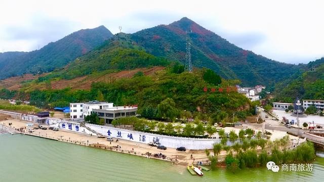 秦嶺山中一抹紅