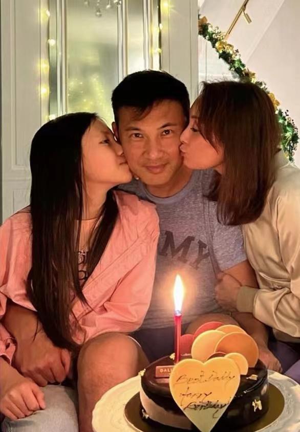 港姐郭可盈庆祝林文龙生日，寿星被妻子和女儿亲吻。54岁的她看起来仍然像个强壮的小伙子。
(图2)