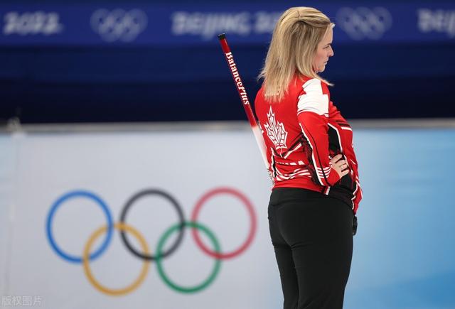 中国女子冰壶战胜加拿大队