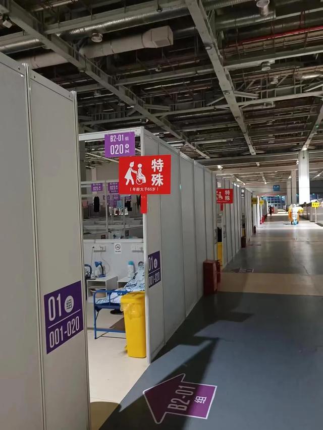 建好方舱后，他就住进了方舱