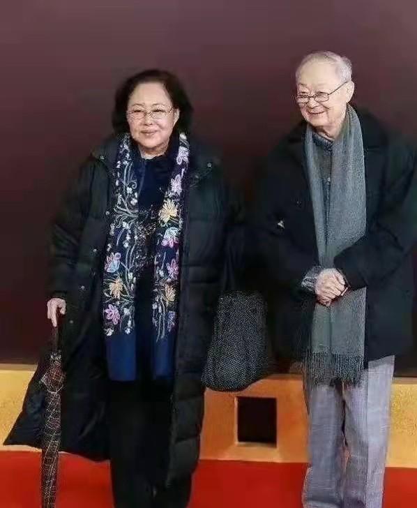 72岁的斯琴高娃：两段带泪的婚姻，三婚丈夫病逝，风光背后有眼泪