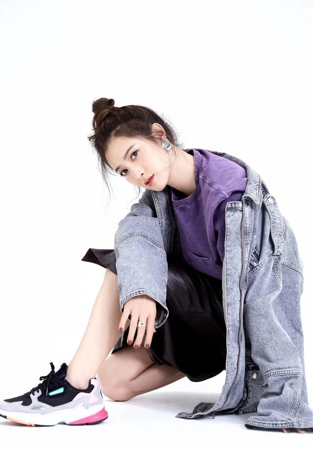 隋俊波：父亲禁止她恋爱，错过靳东保剑锋后被催婚，如今怎样了？