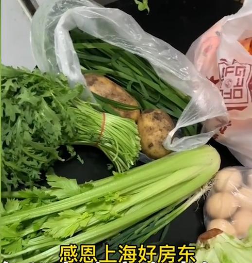 上海房东排队4小时买菜送3租客