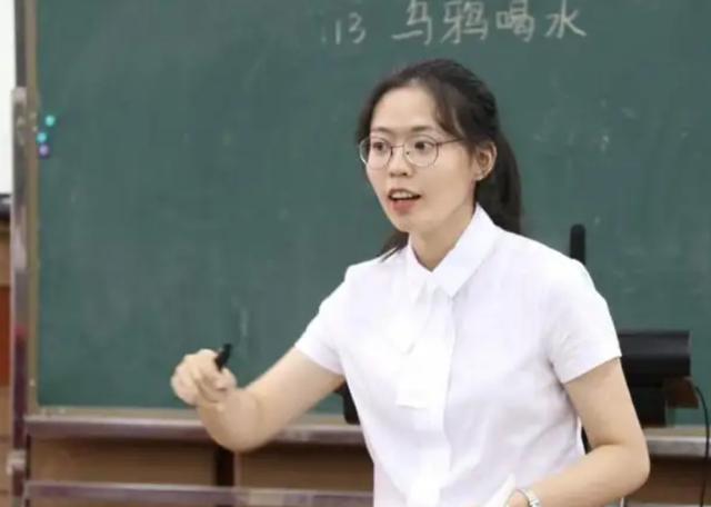辽宁一老师做志愿者时偶遇学生，顺手查其背诵，评论区却质疑不断